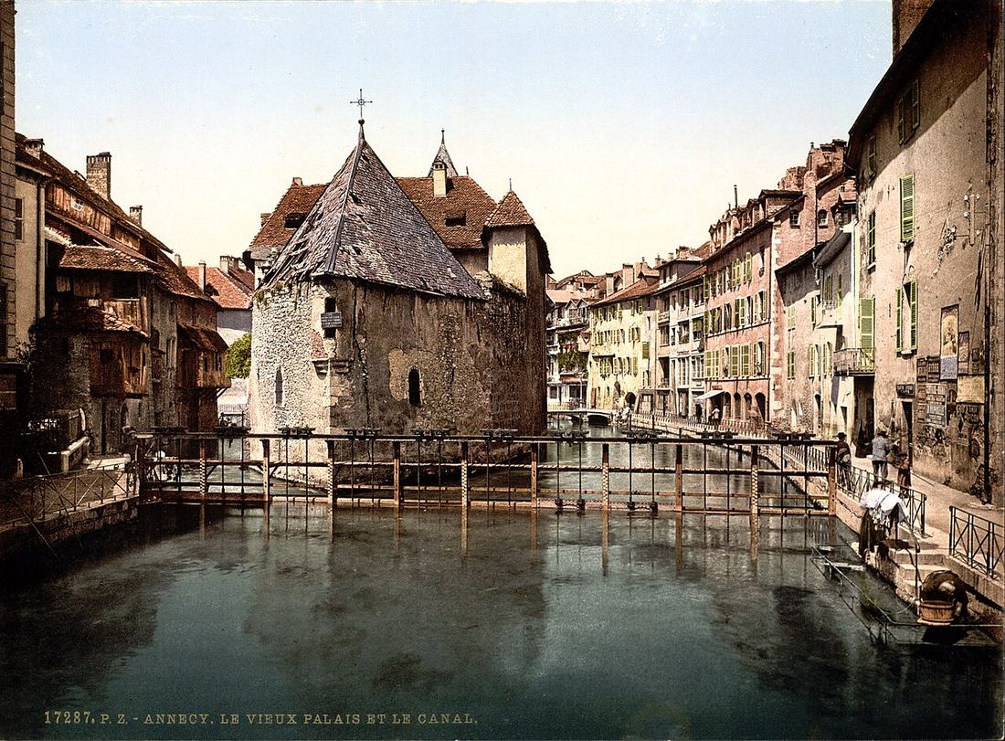 Le palais et un canal à Annecy