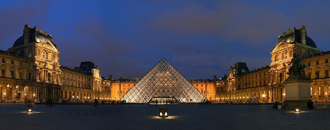 La cour Napoléon du Louvre, la nuit